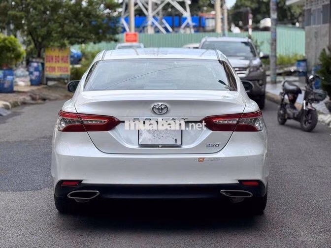 Toyota Camry 2019 Trắng 5 chỗ
