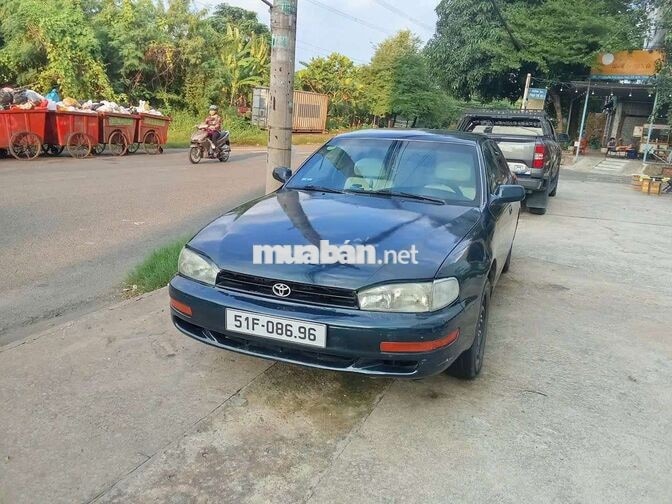 Toyota Camry Xanh đen Thành phố