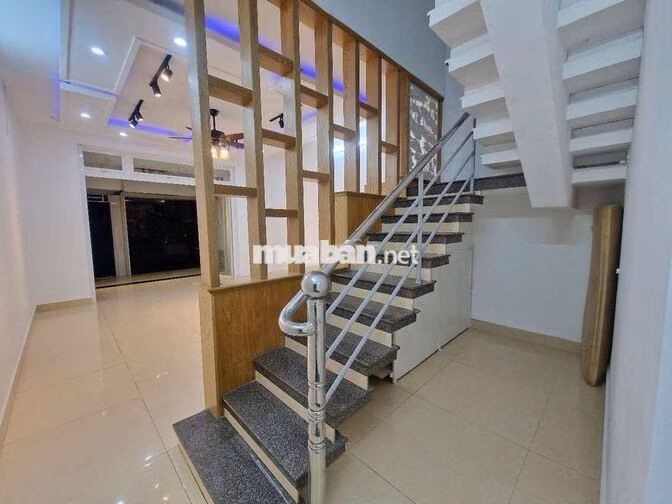 Nhà 2 MT cửa trước sau đường hoàng hoa thám cách biển 2km sỗ hồng sẵn