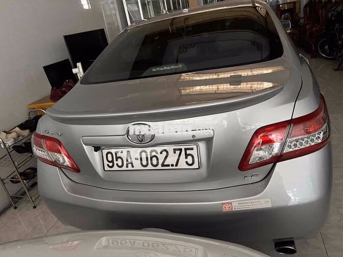 Toyota Camry LE Bạc 5 chỗ