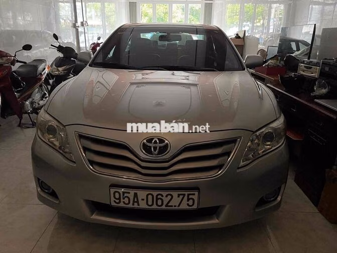 Toyota Camry LE Bạc 5 chỗ