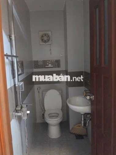 nhà sạch sẽ Q5 hẻm lớn - giá 14tr