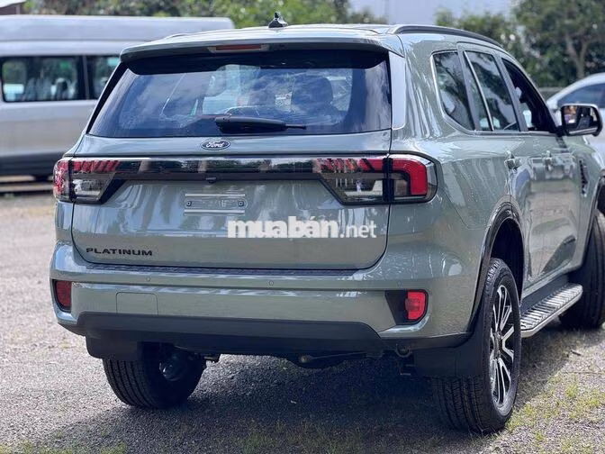 Ford Everest Platinum 4x2 SUV 7 chỗ Xám