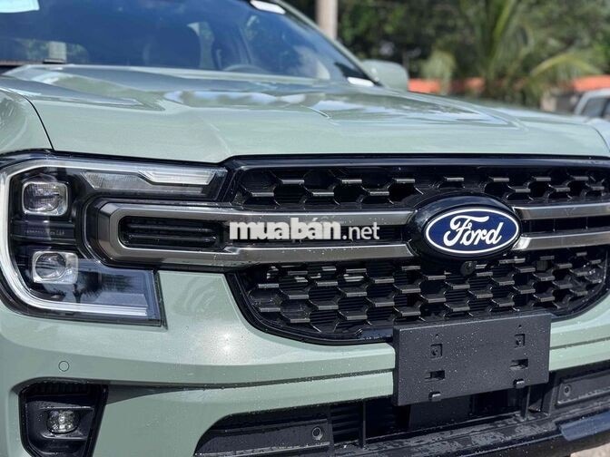 Ford Everest Platinum 4x2 SUV 7 chỗ Xám