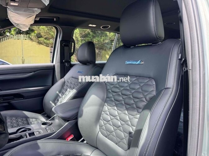 Ford Everest Platinum 4x2 SUV 7 chỗ Xám