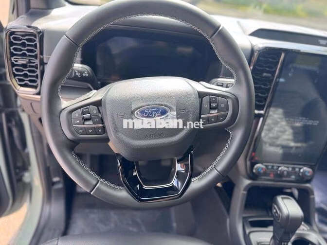 Ford Everest Platinum 4x2 SUV 7 chỗ Xám