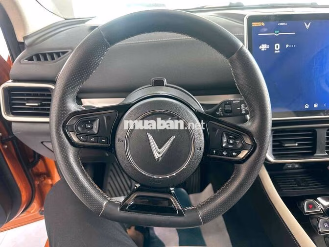 Vinfast VF8 2023 bản Plus pin CATL chạy 40.000km