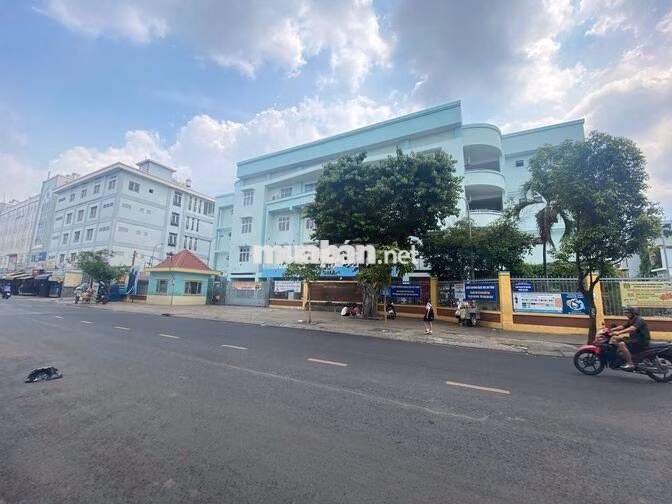 MẶT TIỀN ĐỘC LẬP NGAY NGÃ TƯ ĐỐI DIỆN TRƯỜNG HỌC 4x18M GIÁ RẺ!!!
