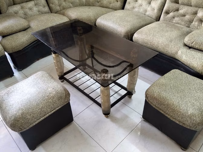 Bán bộ salon cả bàn giá 800.000 đồng.