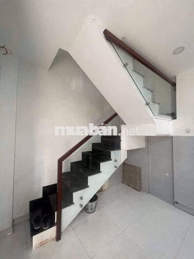 BÁN NHÀ TRẦN PHÚ Q5 ( HẺM XE HƠI ĐẬU TRƯỚC NHÀ)