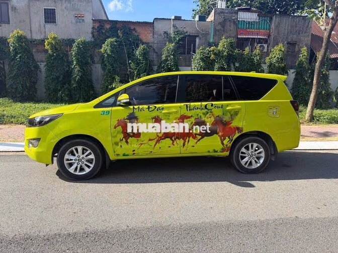 Toyota Innova 2.0E 2017 Vàng chanh 7 chỗ