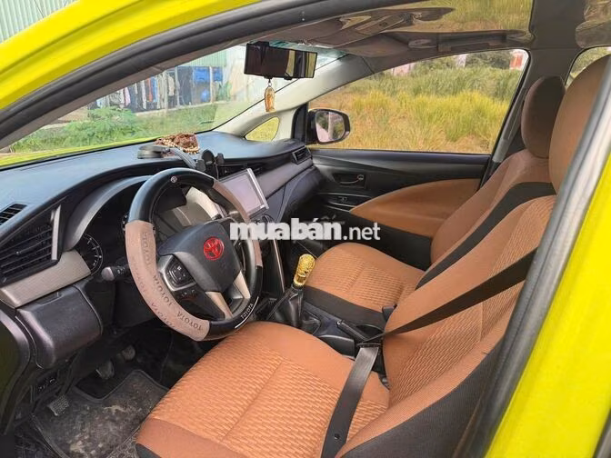Toyota Innova 2.0E 2017 Vàng chanh 7 chỗ