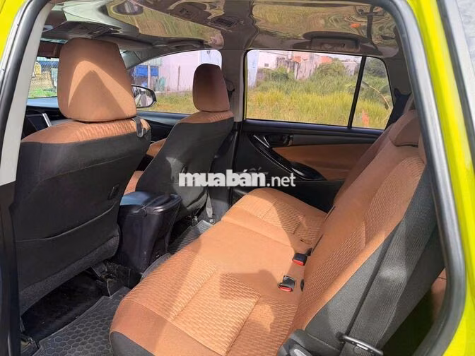 Toyota Innova 2.0E 2017 Vàng chanh 7 chỗ