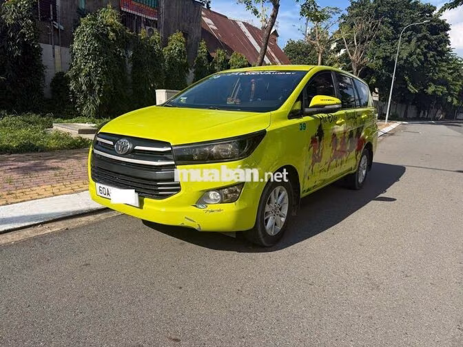 Toyota Innova 2.0E 2017 Vàng chanh 7 chỗ