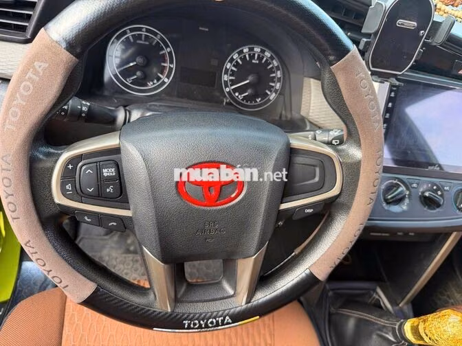 Toyota Innova 2.0E 2017 Vàng chanh 7 chỗ