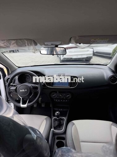Kia Soluto MT Deluxe 2026 màu trắng, mới 100%
