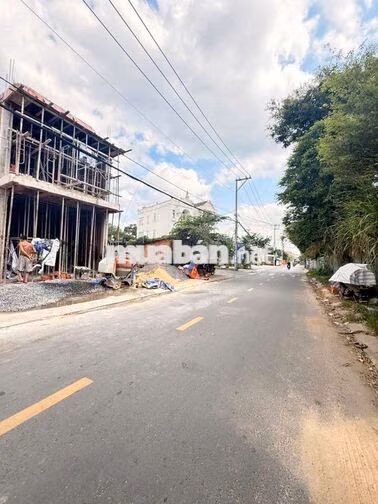 Chủ gởi 
Mt tân Hiệp 18. Gần thị trấn Hóc Môn.
Dt: 5,28x21m . 