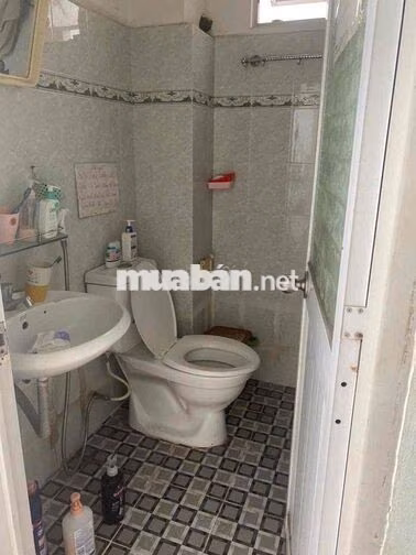 Cho thuê phòng hẻm 402 lê văn sỹ q3 . 18m2. 2,5tr , máy lạnh , cửa sổ