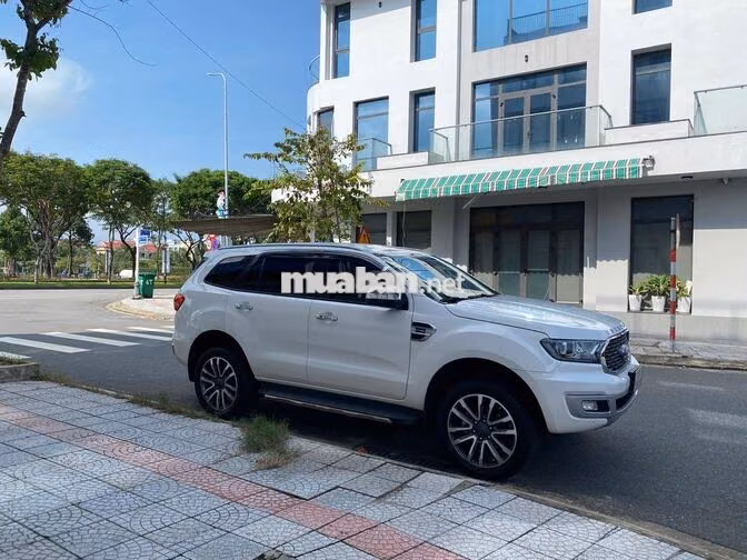 Ford Everest Titanium 1 cầu 2022 Trắng 7 chỗ