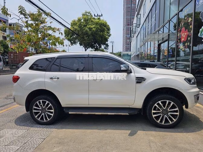 Ford Everest Titanium 1 cầu 2022 Trắng 7 chỗ
