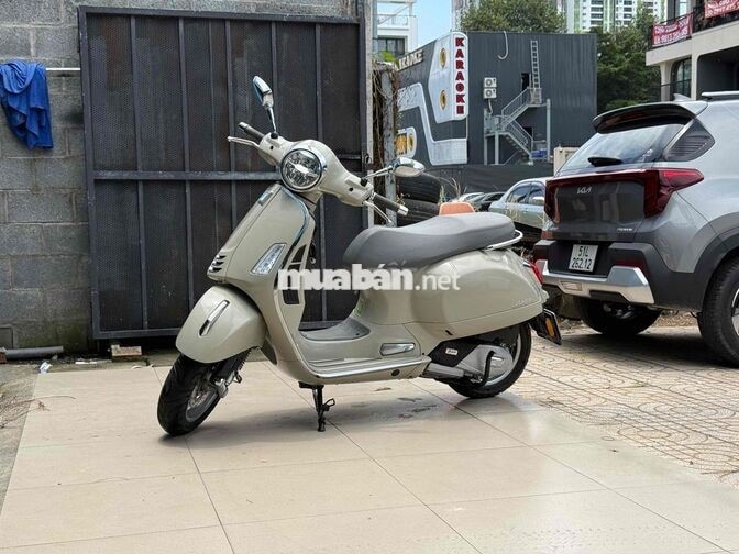 Piaggio Vespa GTS 2024 iGet 150cc Kem