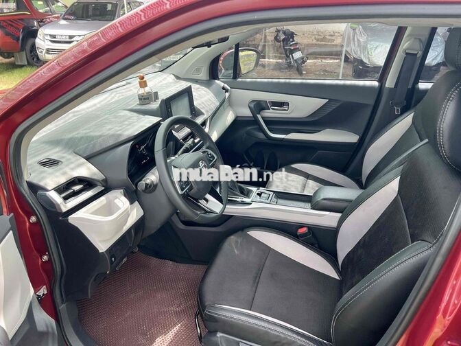 Toyota Veloz Cross 7 chỗ Tự động Đỏ