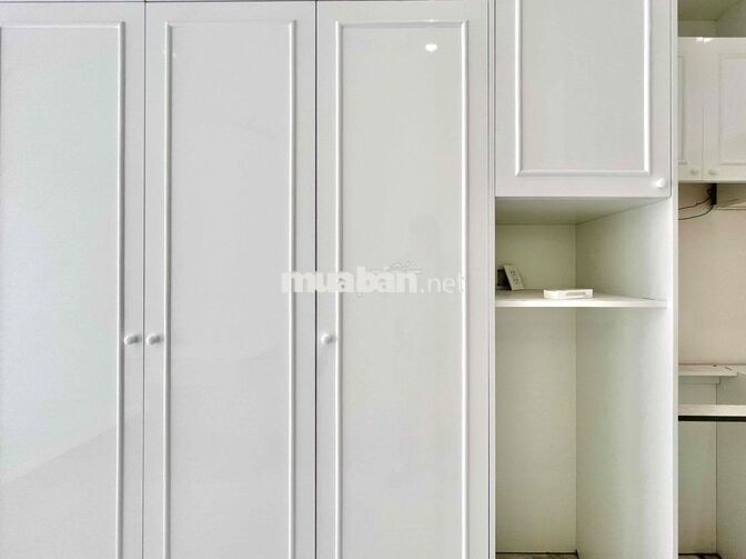 PHÒNG STUDIO ĐANG SET UP FULL NỘI THẤT, CỬA SỔ BỰ THOÁNG MÁT