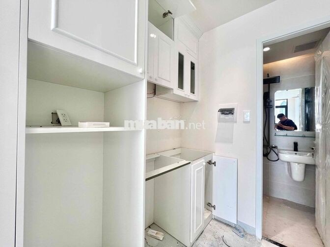 PHÒNG STUDIO ĐANG SET UP FULL NỘI THẤT, CỬA SỔ BỰ THOÁNG MÁT