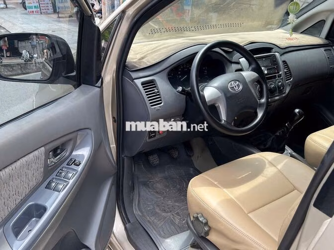 Toyota Innova E 2014 Số sàn Vàng cát