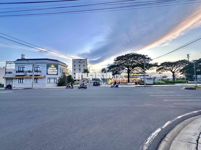 bán gấp lô góc 2 MT Cát Tường Phú Hưng 10x18