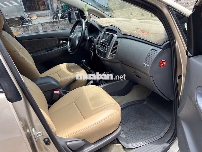 Toyota Innova E 2014 Số sàn Vàng cát