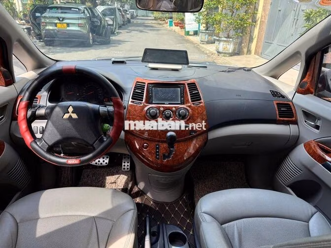Mitsubishi Grandis 2005 số tự động màu bạc