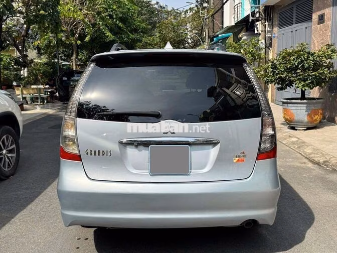 Mitsubishi Grandis 2005 số tự động màu bạc