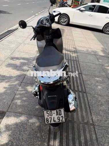 Honda SH Mode 124.8 cm3 Bạc, Đen
