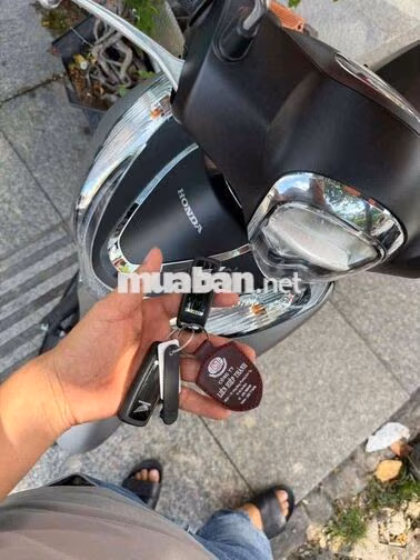 Honda SH Mode 124.8 cm3 Bạc, Đen