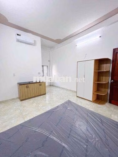Nhỏ 1 người là 2,6 tr. Có đủ ga gối đệm.... Điện 2,8 k/ kw. Nước 50 k
