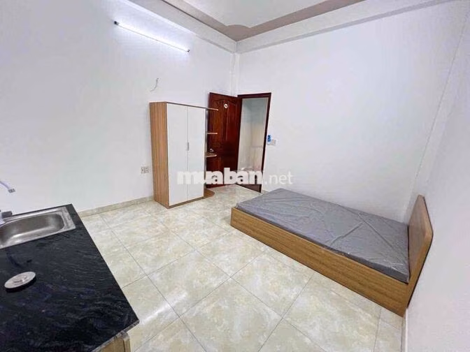 Nhỏ 1 người là 2,6 tr. Có đủ ga gối đệm.... Điện 2,8 k/ kw. Nước 50 k