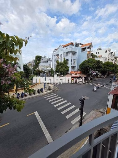 HOT! Nhà mặt tiền đối diện trường học, sát ngã tư. Đường Độc Lập