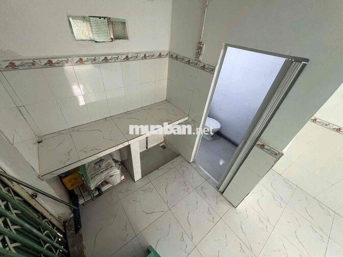 Tôi cần bán nhà vừa sửa lại sạch đẹp, toilet, tôn Hoa Sen chính hãng