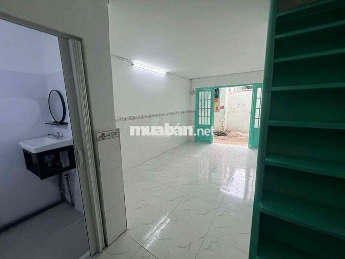 Tôi cần bán nhà vừa sửa lại sạch đẹp, toilet, tôn Hoa Sen chính hãng
