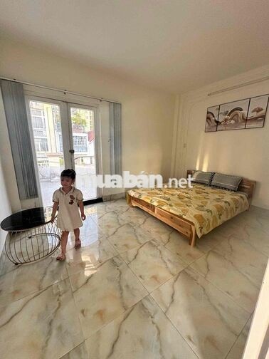 Cho thuê phòng chdv full nội thất, có ban công, có chỗ đậu xe hơi