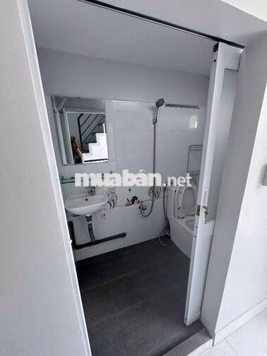 Nhà nhỏ xinh 3 tầng gồm 3 phòng ngủ đường lê văn lương.