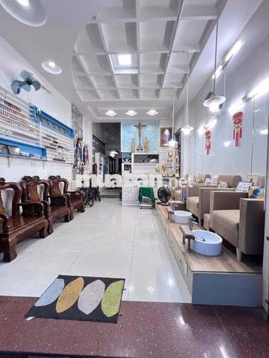 Nhà mới đẹp 4,5 x 16m – 4PN, 5WC – Hẻm 5m thông – Đang KD thẩm mỹ viện