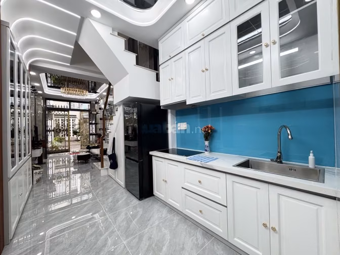 Nhà mới xây hoàn toaàn gần đầm sen đường tô hiêu