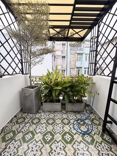 Nhà mới xây hoàn toaàn gần đầm sen đường tô hiêu