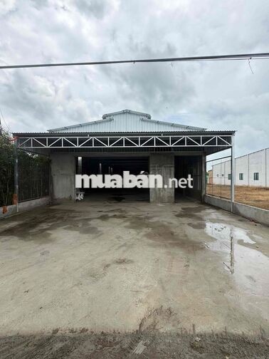 bán nhà kho và sân vười mới xây dựng