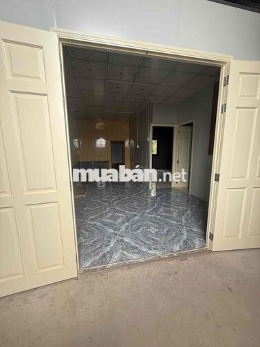 bán nhà kho và sân vười mới xây dựng