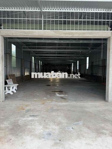 bán nhà kho và sân vười mới xây dựng