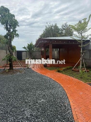 bán nhà kho và sân vười mới xây dựng