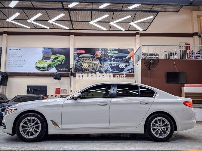BMW 520i Model 2019 33000 miles